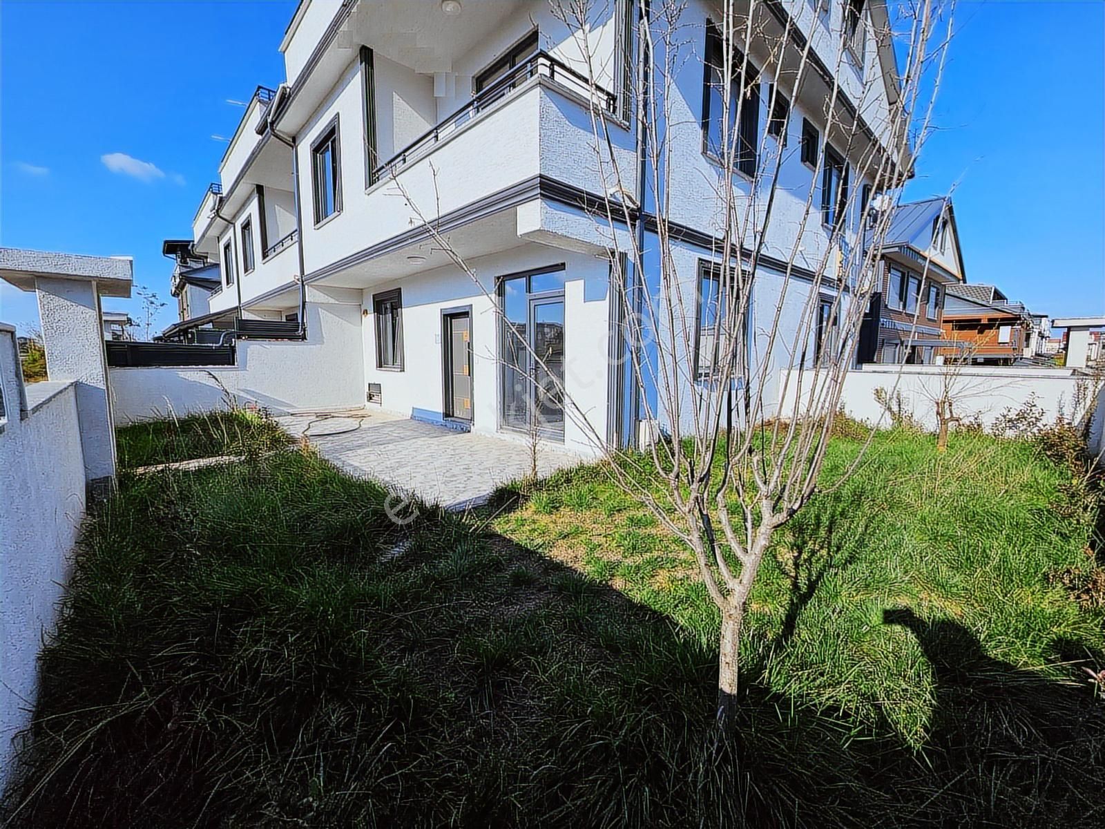 Deniz'den 3+1 Ayrı Mutfaklı, Geniş Bahçeli, Köşe Parsel Villa - Görsel 13