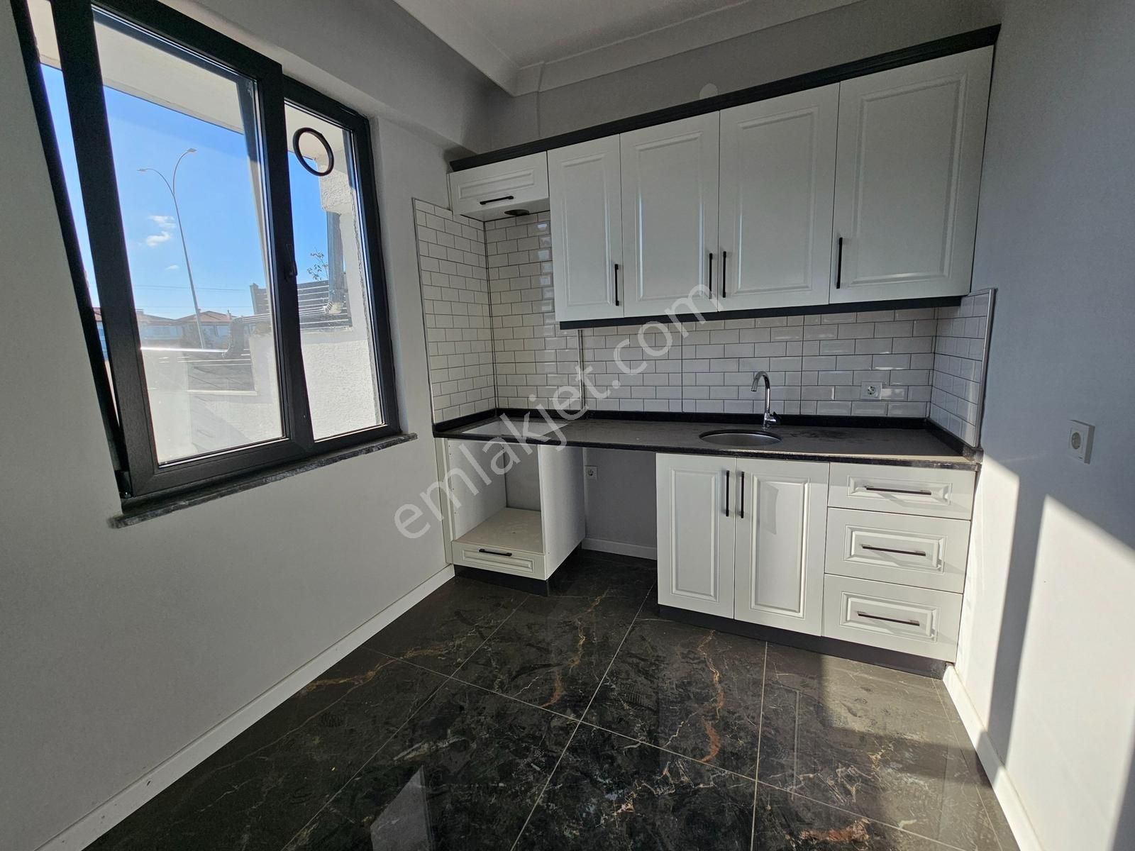 Deniz'den 3+1 Ayrı Mutfaklı, Geniş Bahçeli, Köşe Parsel Villa - Görsel 9