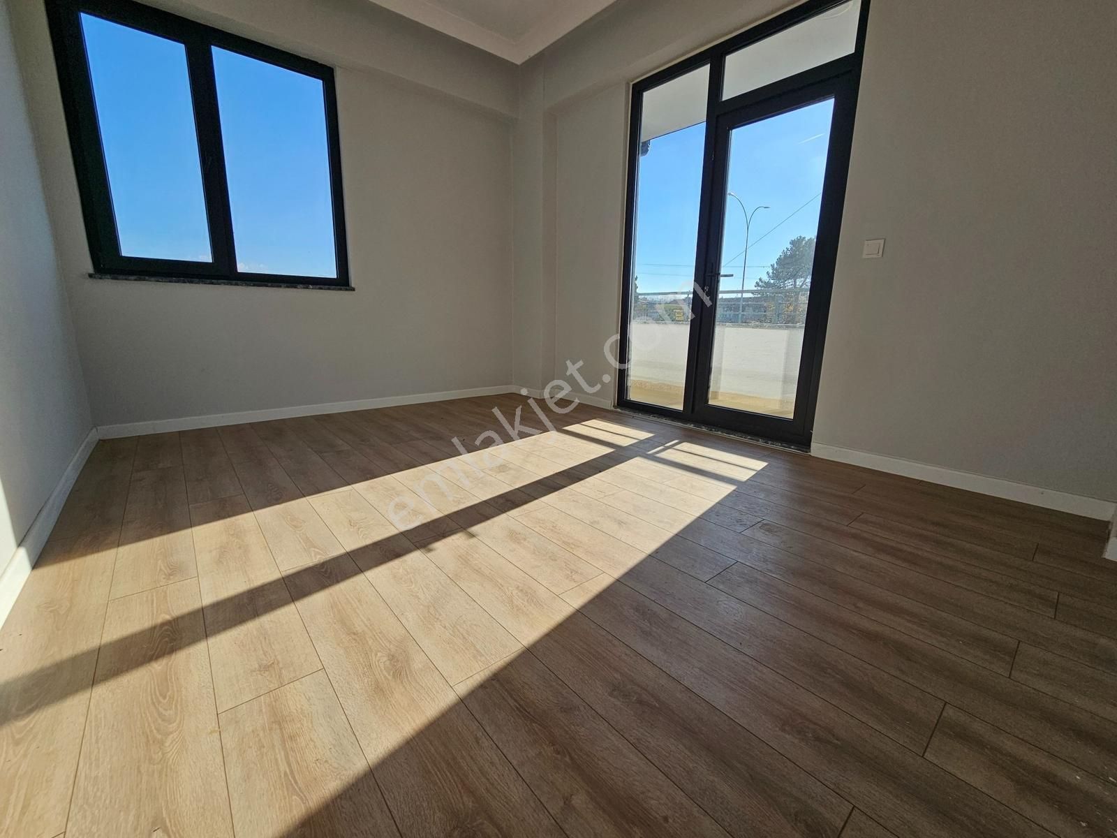 Deniz'den 3+1 Ayrı Mutfaklı, Geniş Bahçeli, Köşe Parsel Villa - Görsel 33