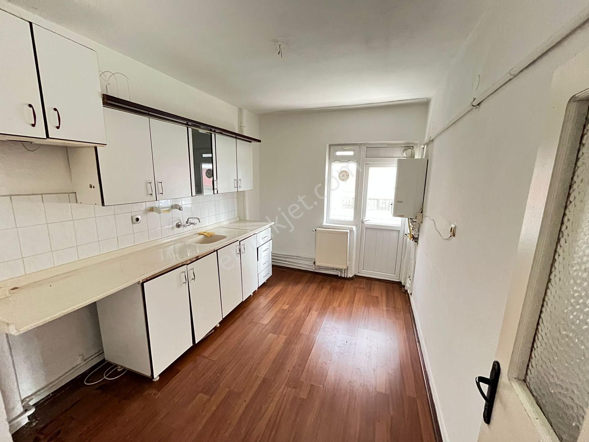 Topçu Mahallesinde Cadde Üzerinde Ön Cephe Daire - Görsel 3