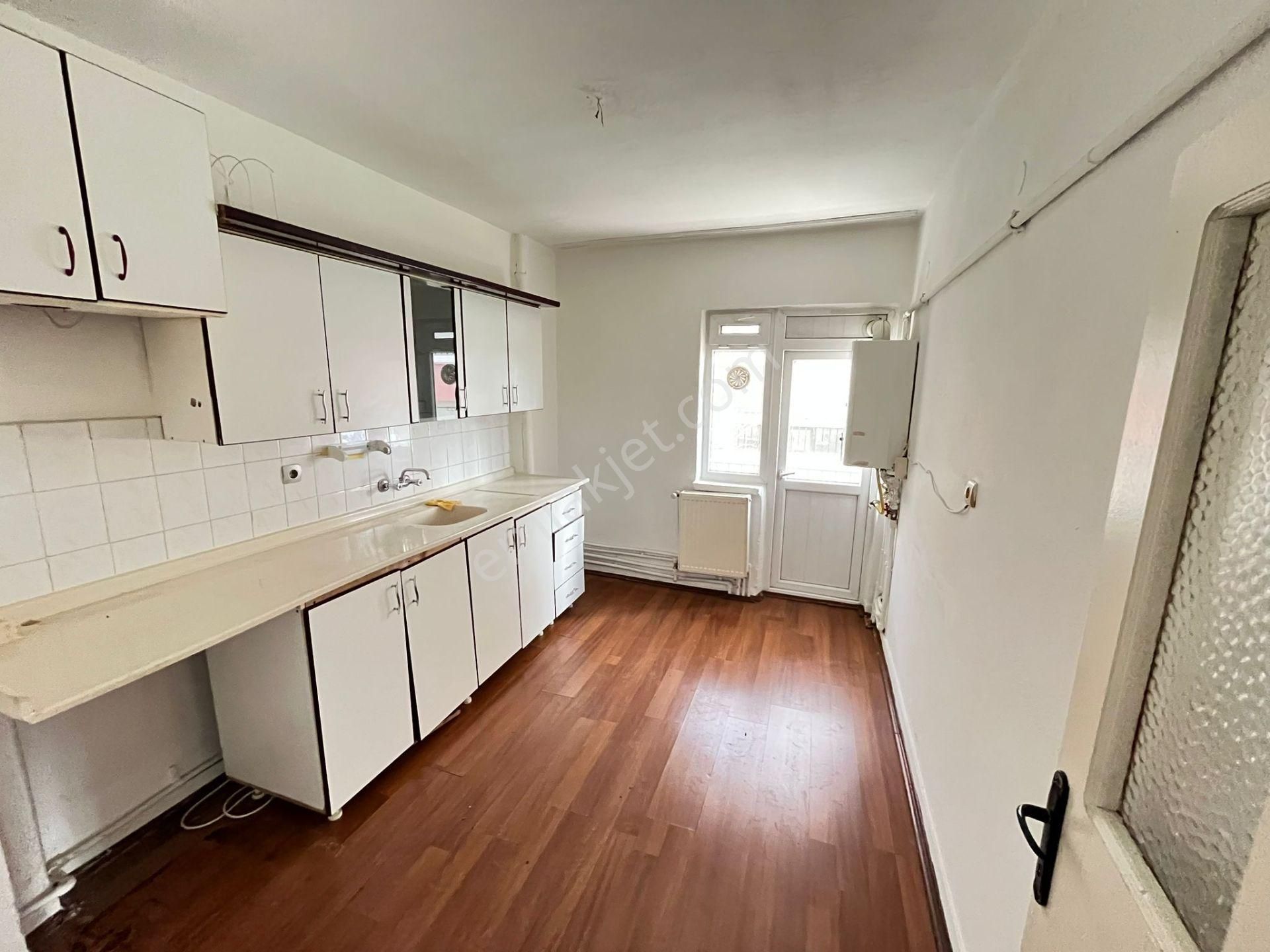 Topçu Mahallesinde Cadde Üzerinde Ön Cephe Daire