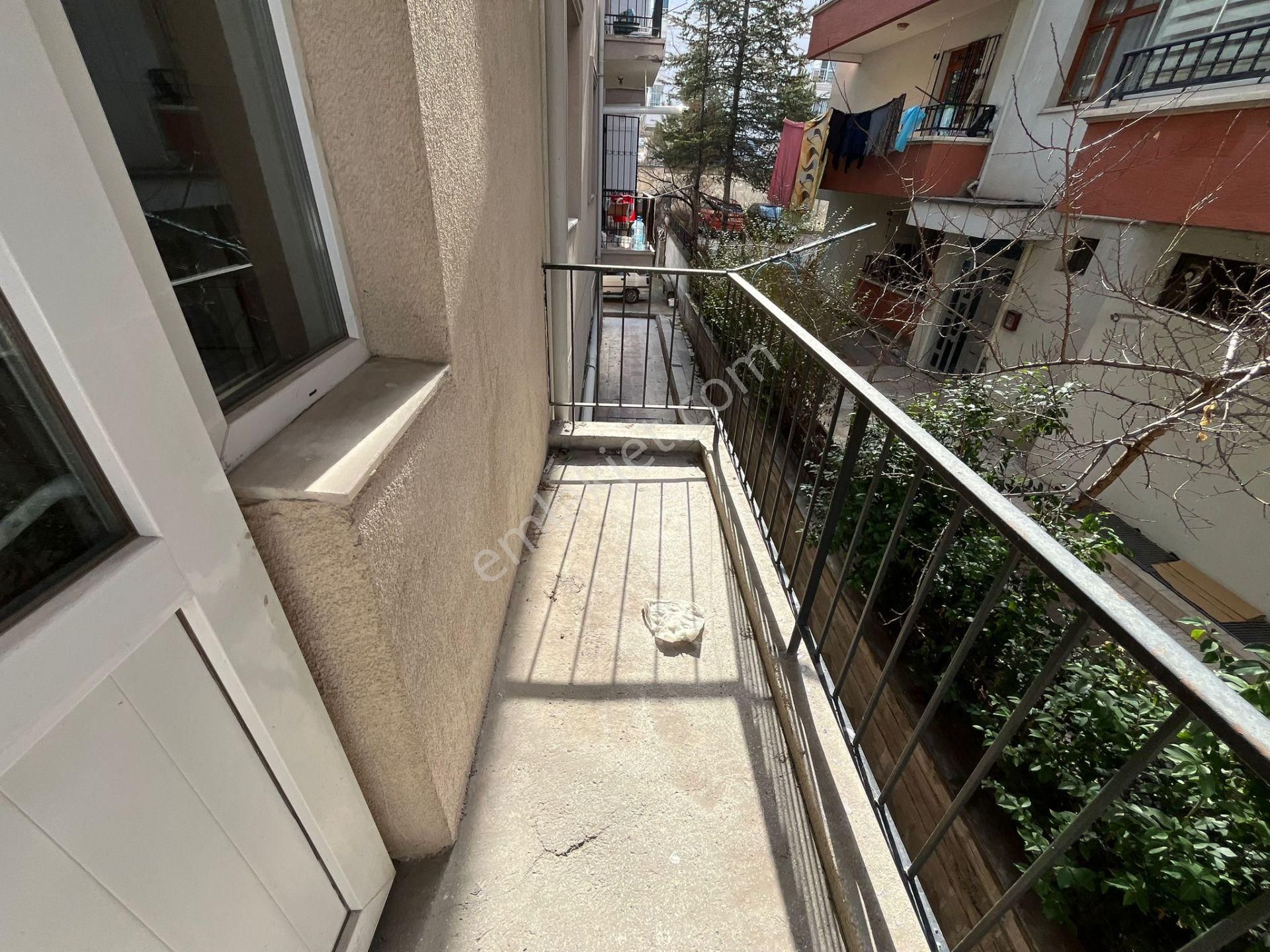 Topçu Mahallesinde Cadde Üzerinde Ön Cephe Daire - Görsel 8