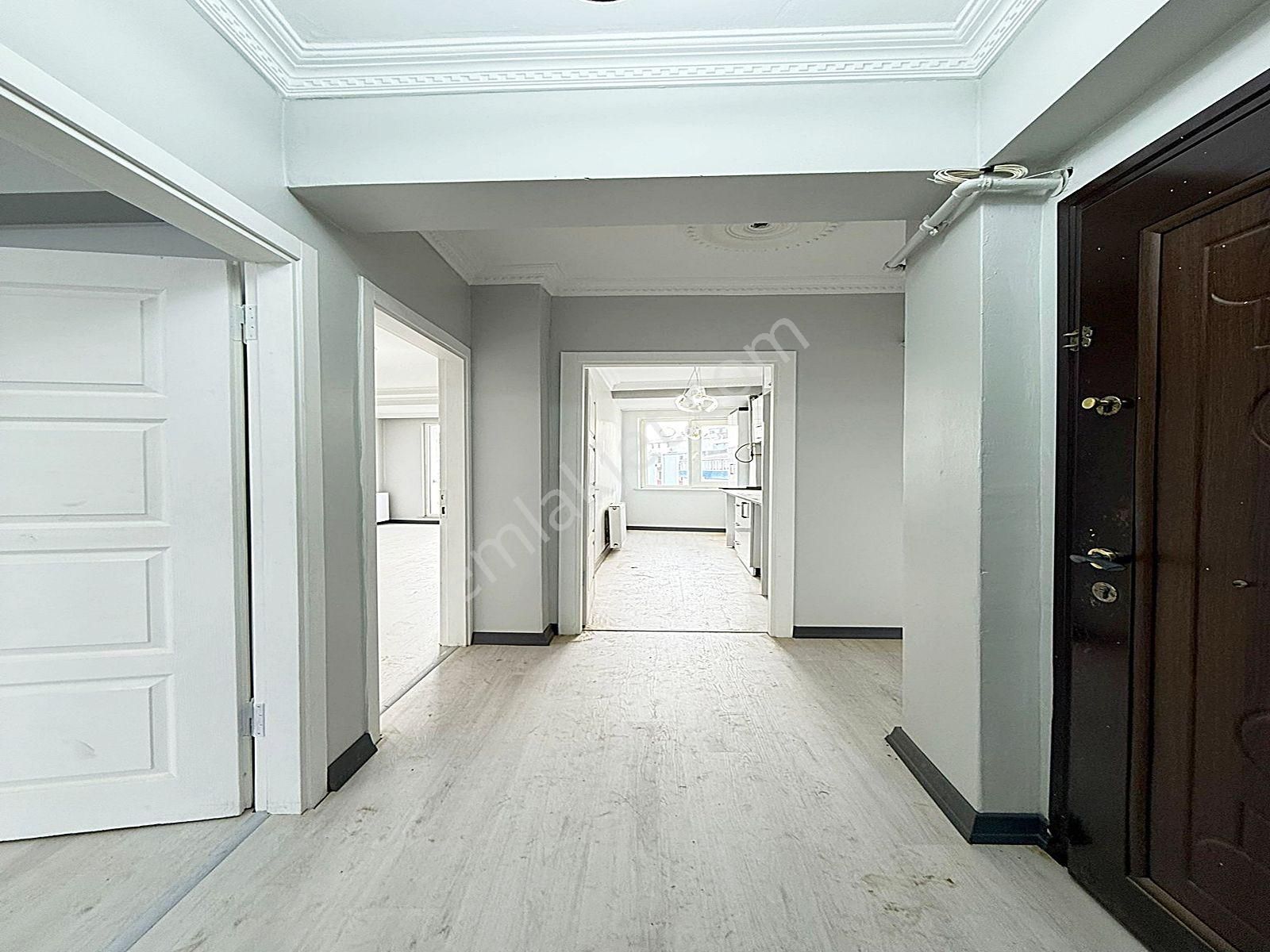 Esenyurt Üçevler Mahallesinde Minimal Dekorlu Geniş Arakat 2+1 Daire - Görsel 3