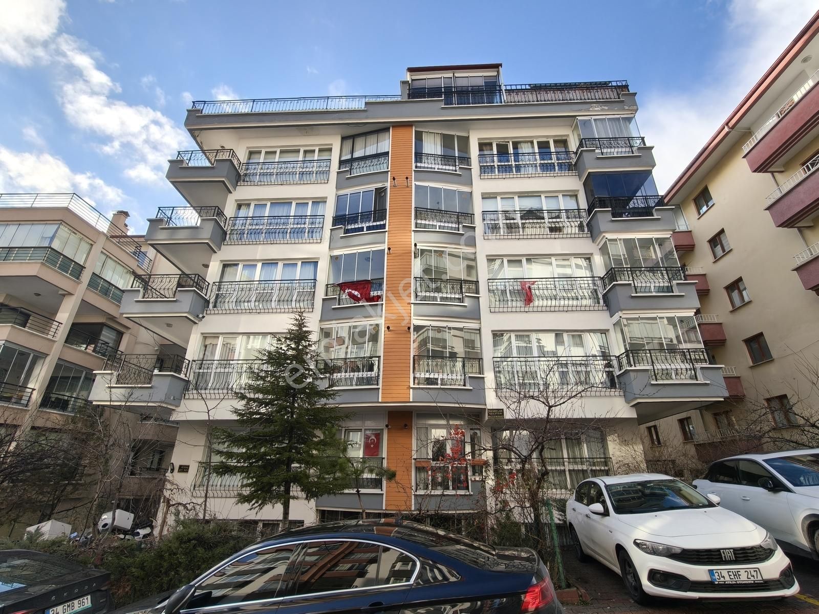 Emaks'tan/akpınar/mevlana Bulv.yakını/katta/bakımlı/3+1/125 M2