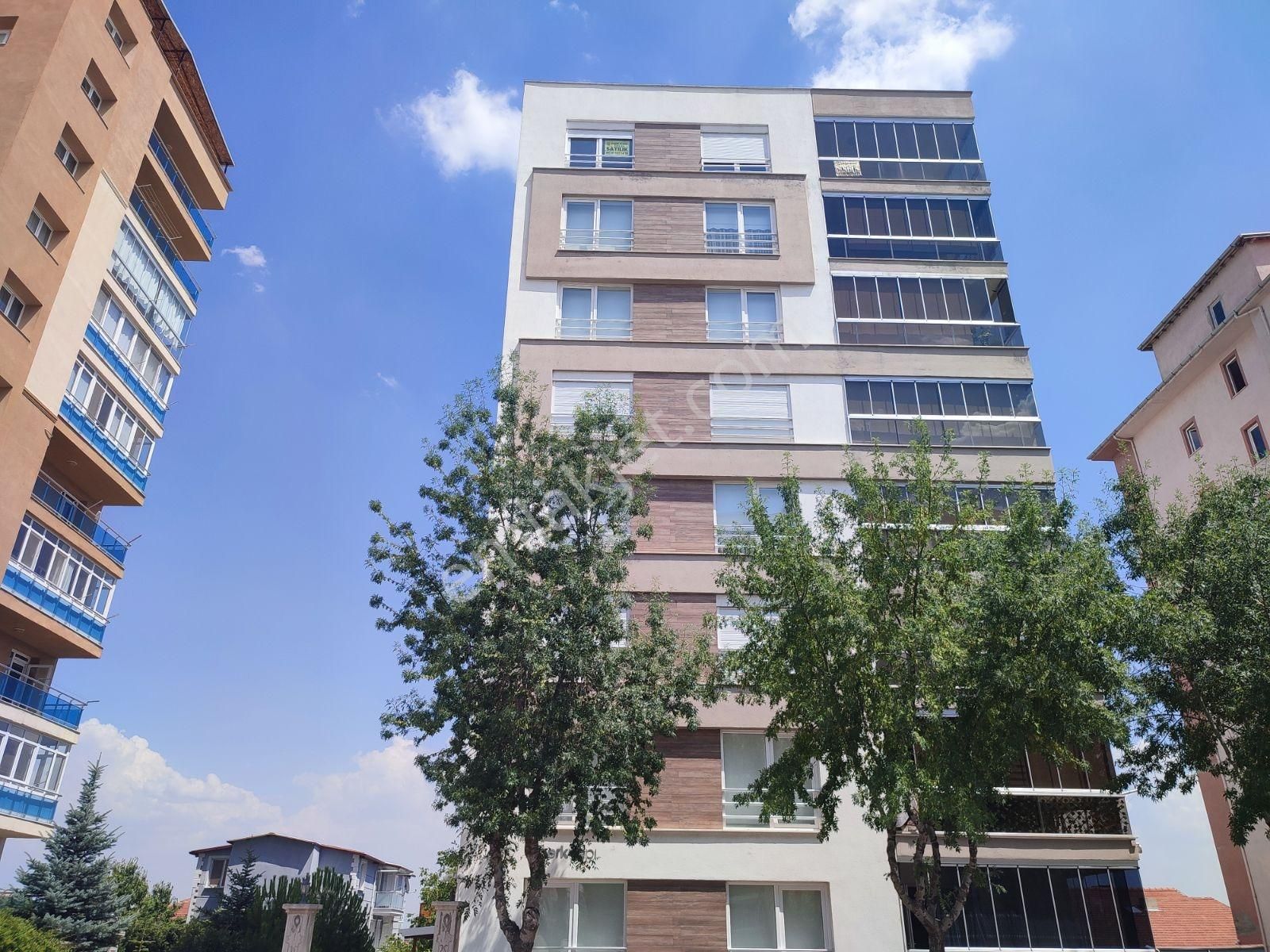 Ugur Mumcu Caddesinde Satılık 4+1 Full Yapılı Daire