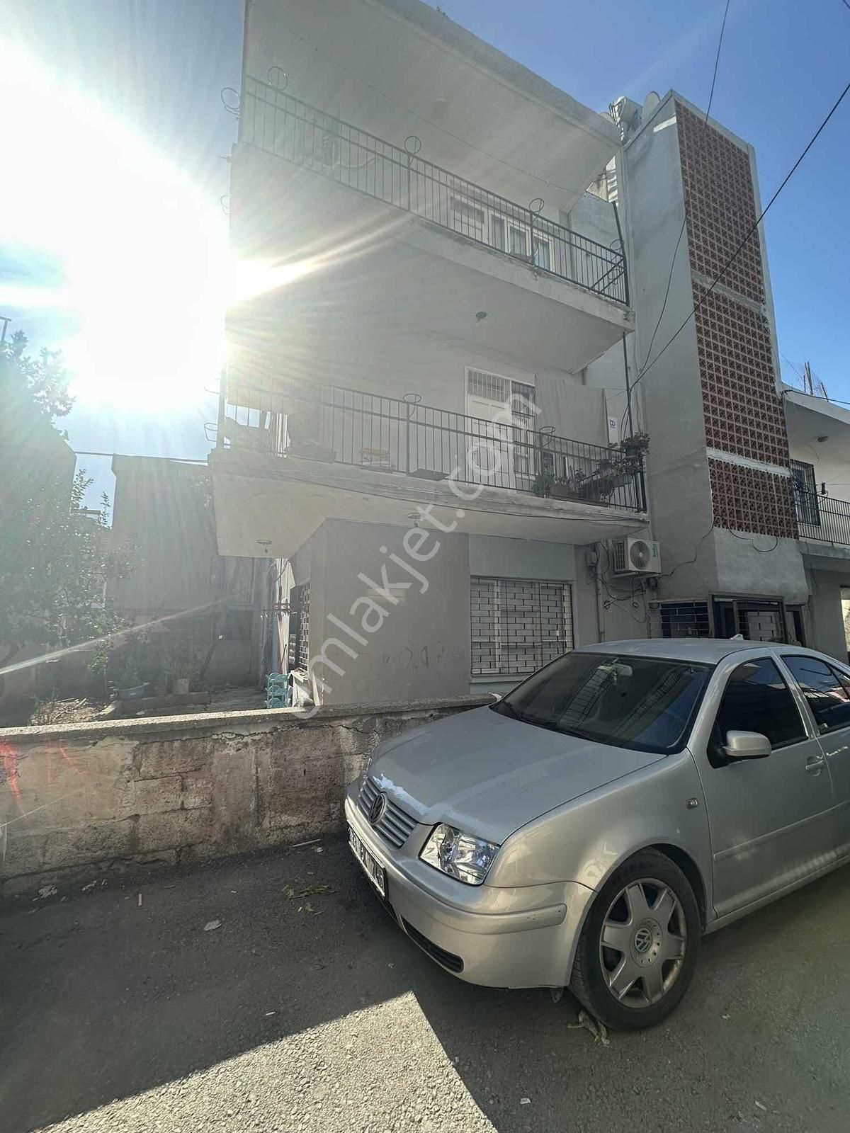 Demetevler De 3 Katlı Satılık Müstakil Ev