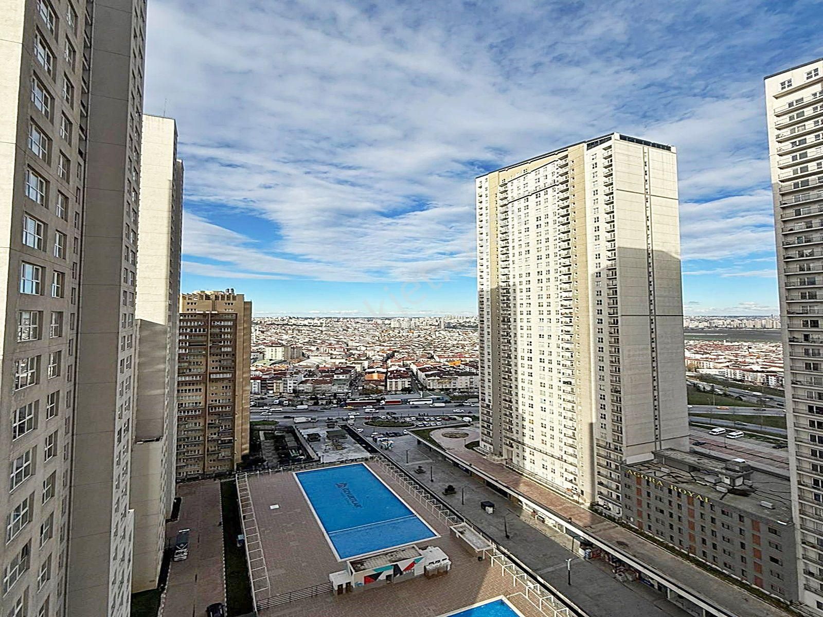 Havuzlu 7/24güvenlikli Otoparklı Teraslı 2+1 Site İçi Kiralık Daire !!!