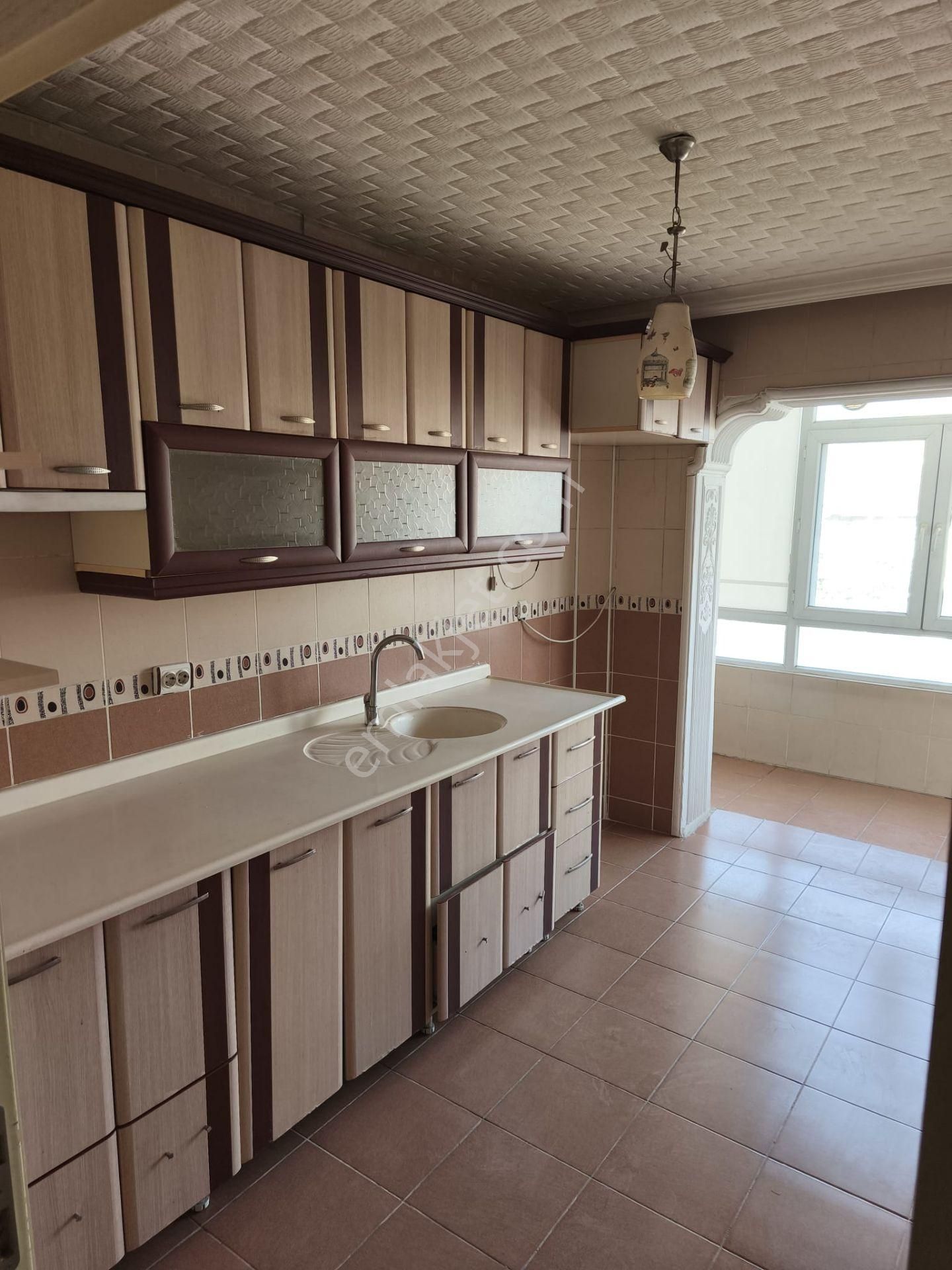 Koza Emlak'tan İstasyon Mahalesinde Ara Katta 13 Yıllık Yapılı 3+1 Satılık Daireeee