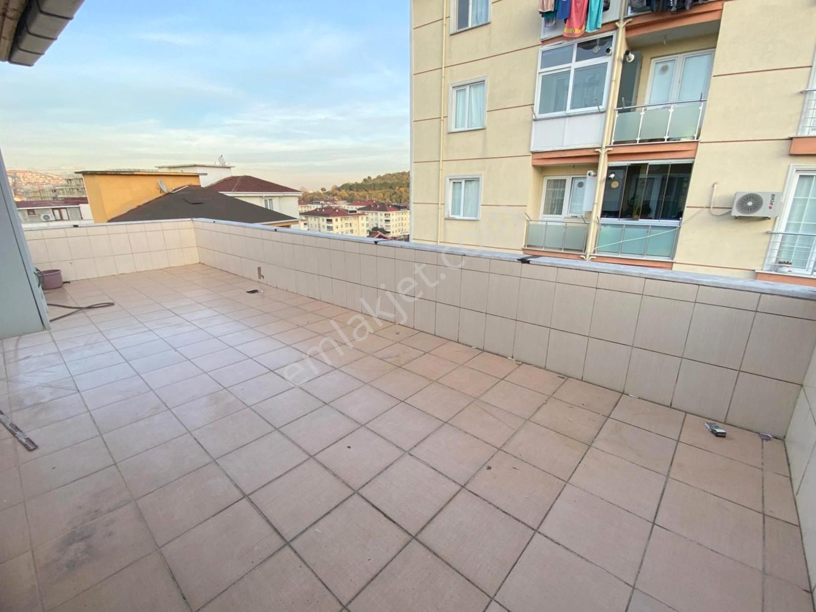 Mertcan'dan Velibaba Mah. Caddeye 3dk Açık Teraslı 1+1 Daire