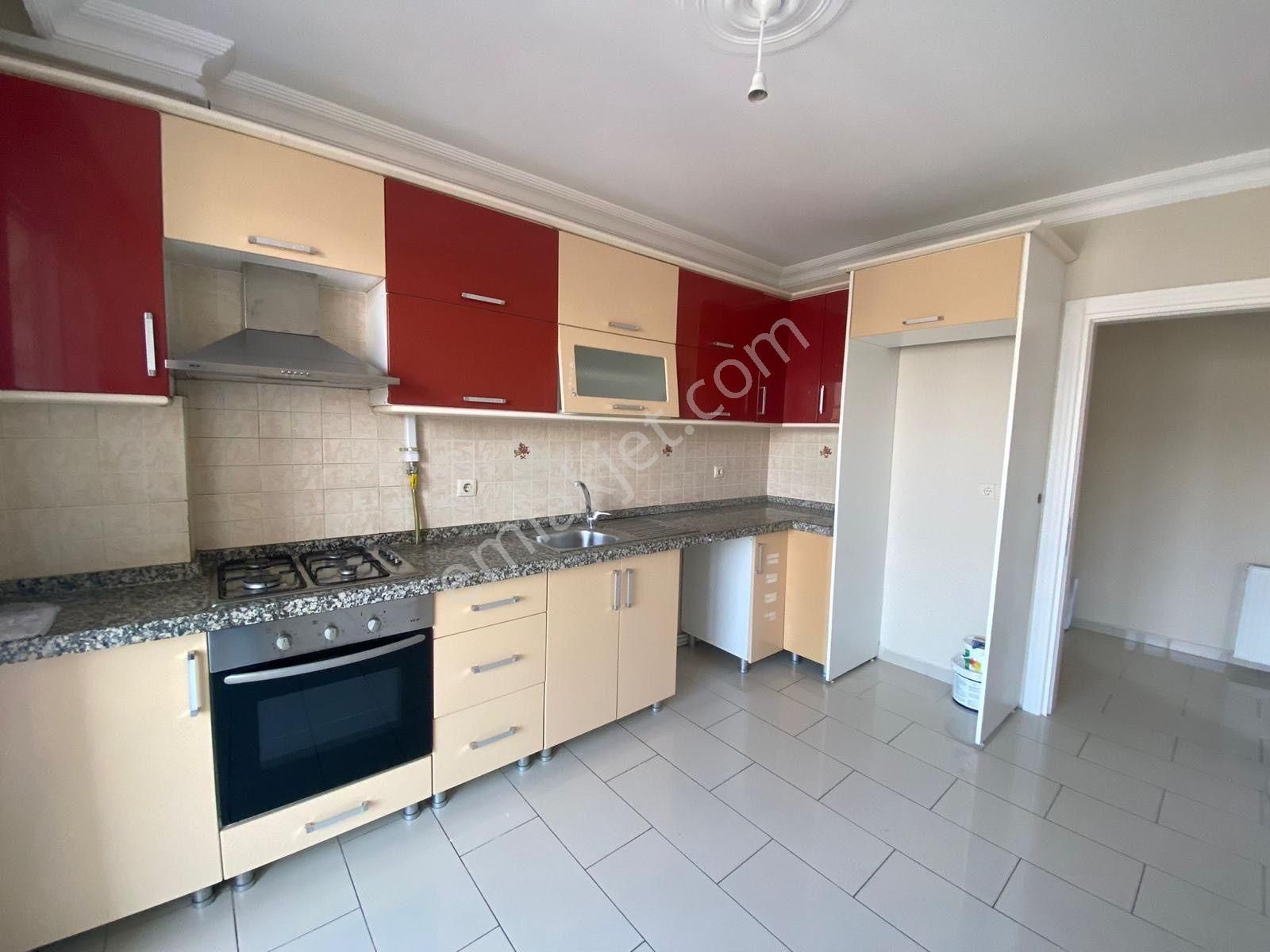 ▀mera Emlak'tan Cennetayağı Mh. Ayrı Mutfak Ara Kat 3+1 Daire
