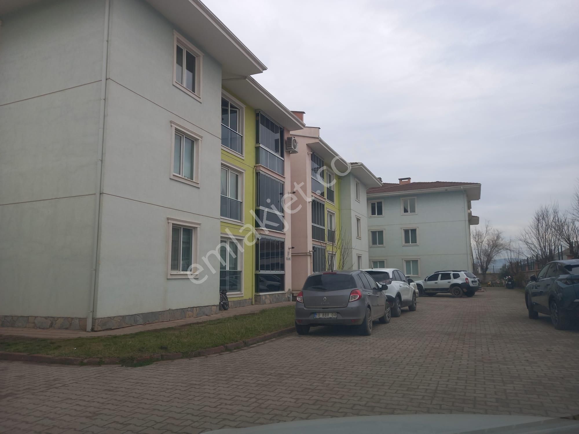 Roma' Dan Kozluca Yolunda Satılık Site İçi Daire