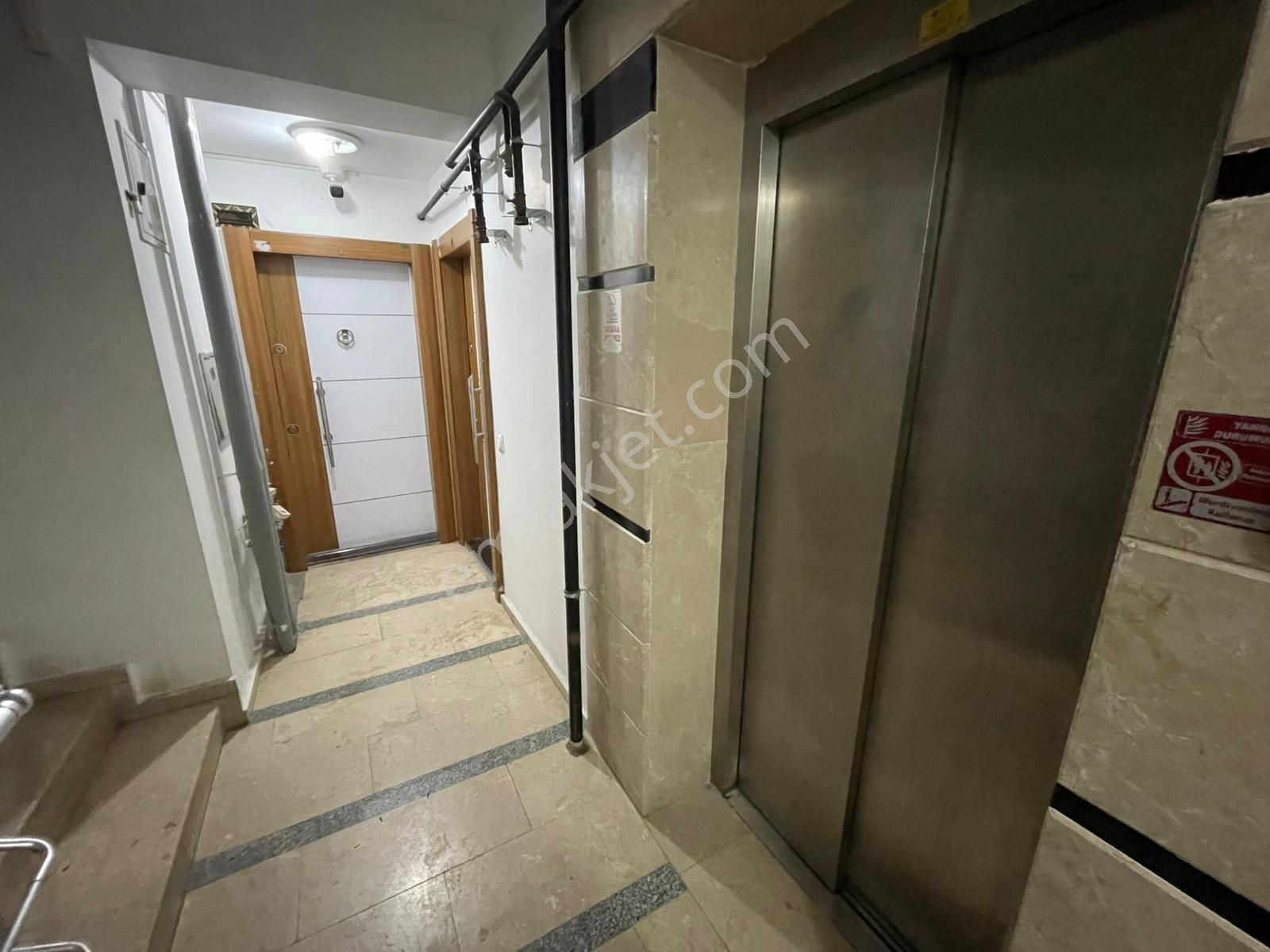 Tüzün'den Üniversite Caddesi'nde Geniş 1+1 Eşyalı Kiralık Daire - Görsel 2