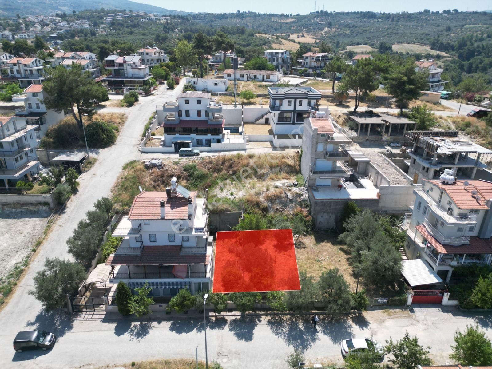 Kuşadası Merkezde Deniz Manzaralı Satılık Villa İmarlı Arsa