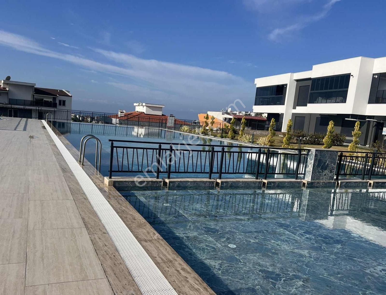 Kuşadası Kadınlar Denizinde Satılık Deniz Manzaralı 2+1 Daire - Görsel 4