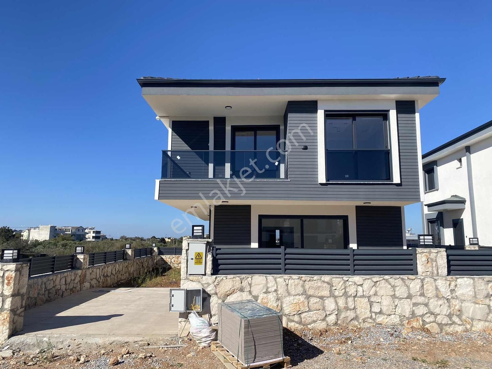 250m2 Arsa Tam Müstakil 3+1 Ayrı Mutfak Havuzlu Otoparklı Villa