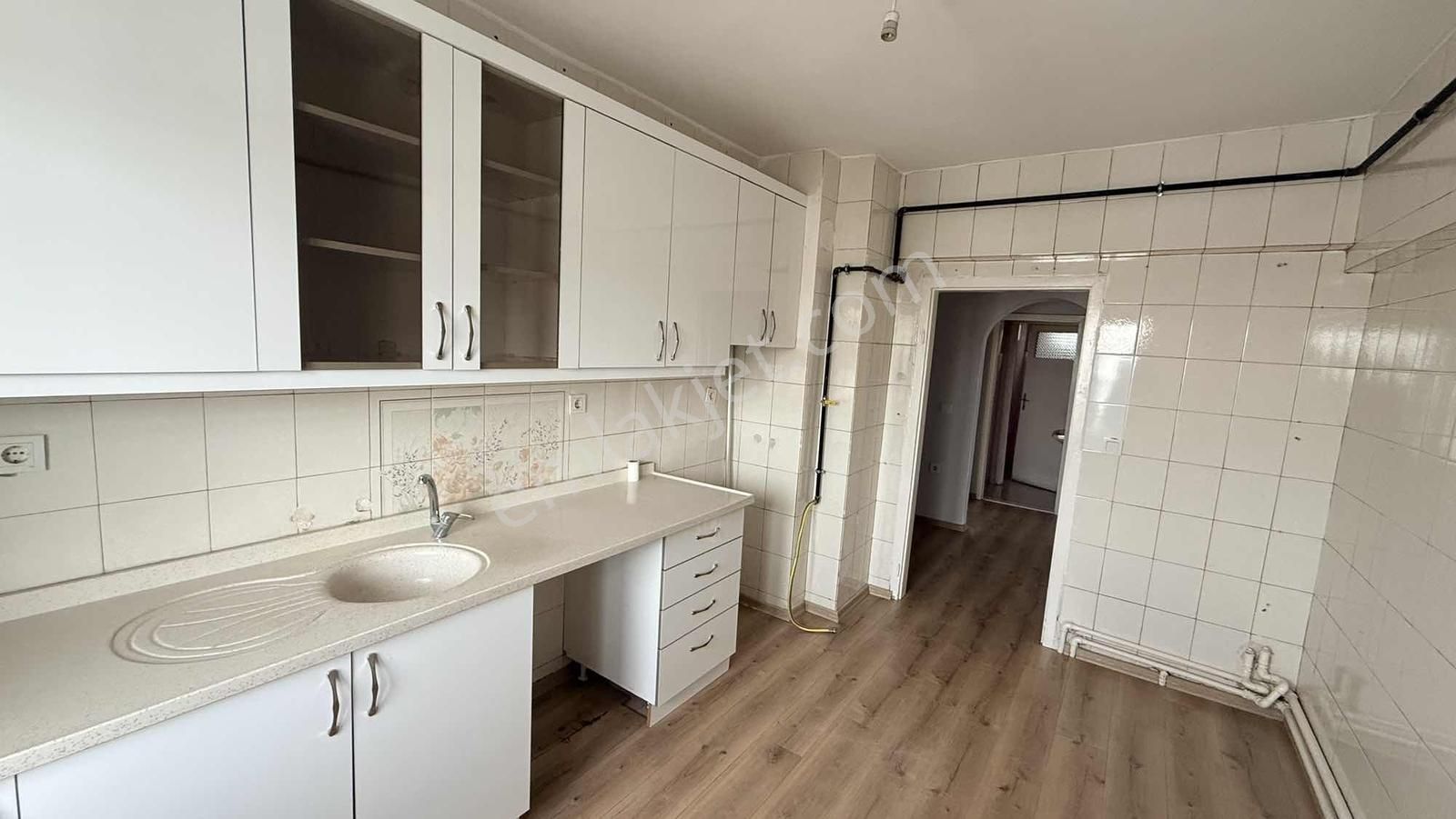 Mercanlardan Demetevler'de Bağımsız Salon Asansörlü 3+1 Kiralık - Görsel 2