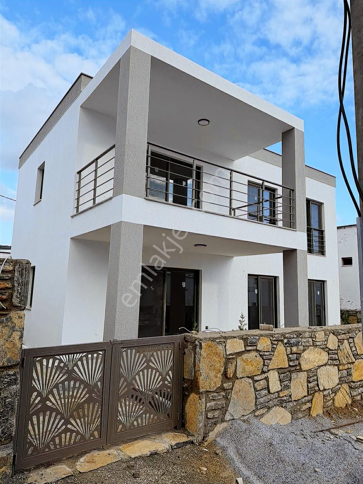 Bodrum Yalıçiftlik'te Satılık 2 + 1 Üst Kat & Bahçe Katları