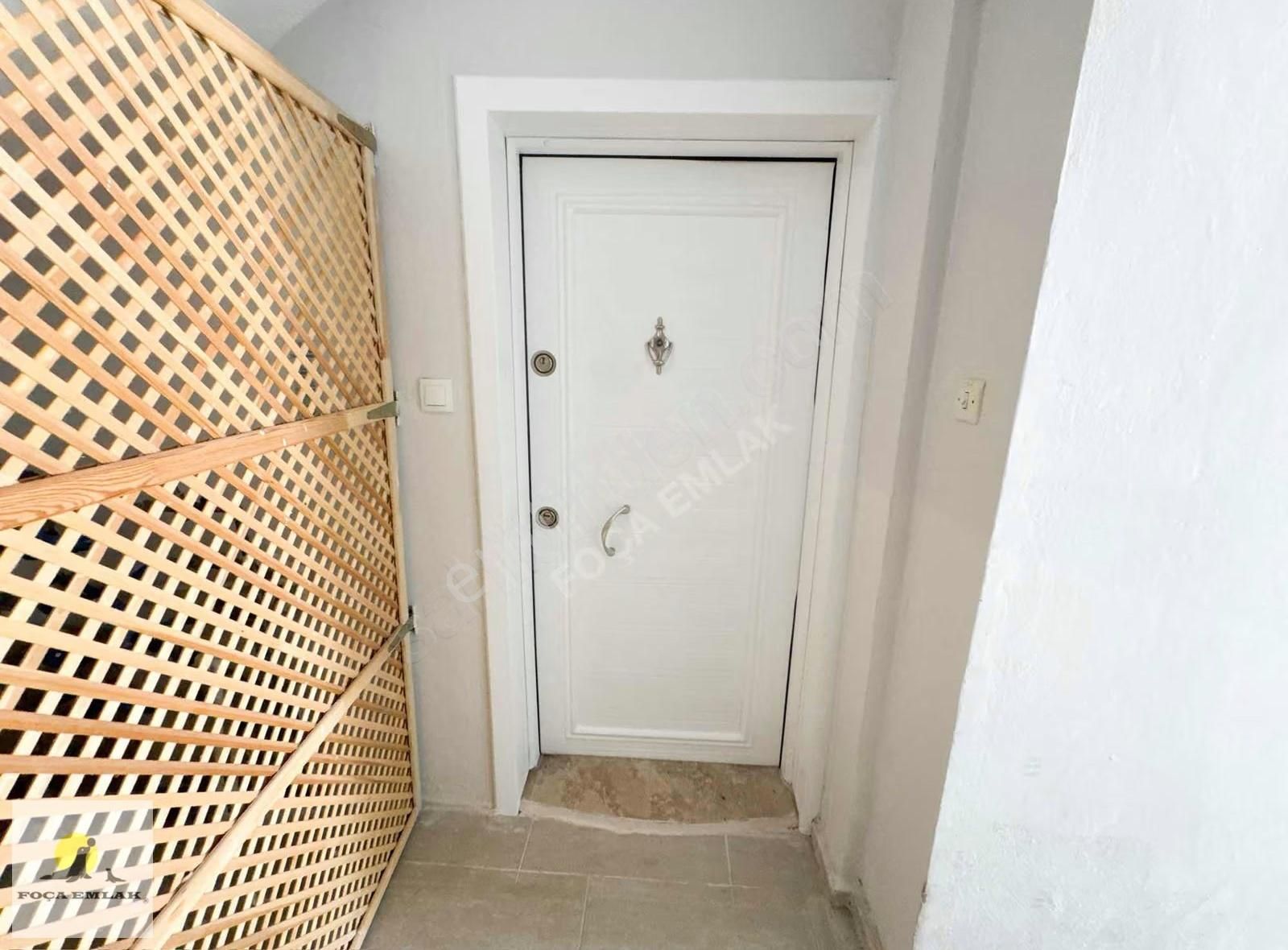 Foça Merkezde | Tadilatlı L Geniş Bahçeli | 3 Cepheli | Eşyasız - Görsel 2