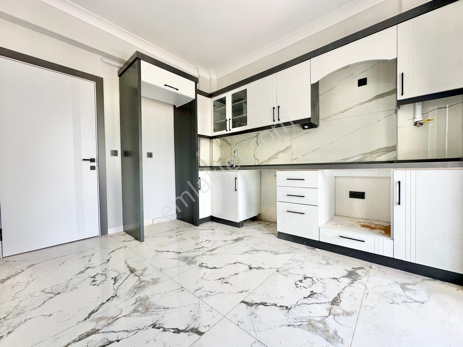 ꧁ay Emlak'tan꧂burhaniye Bahçelievler Örende Yerden Isıtmalı Devasaa Balkonlu Satılık 2+1 Daire - Görsel 3