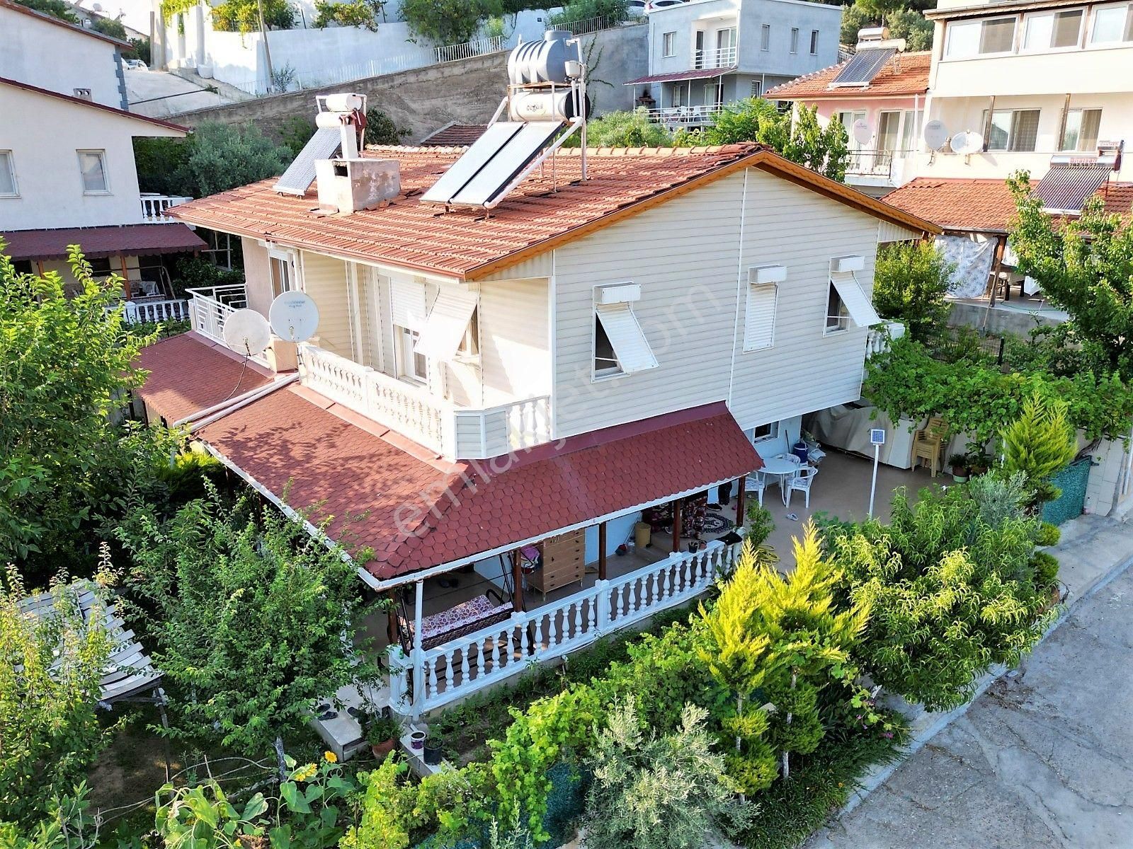 İzmi̇r Seferi̇hi̇sar Doğanbey Si̇te İçi̇nde Satılık Yazlık 3+1