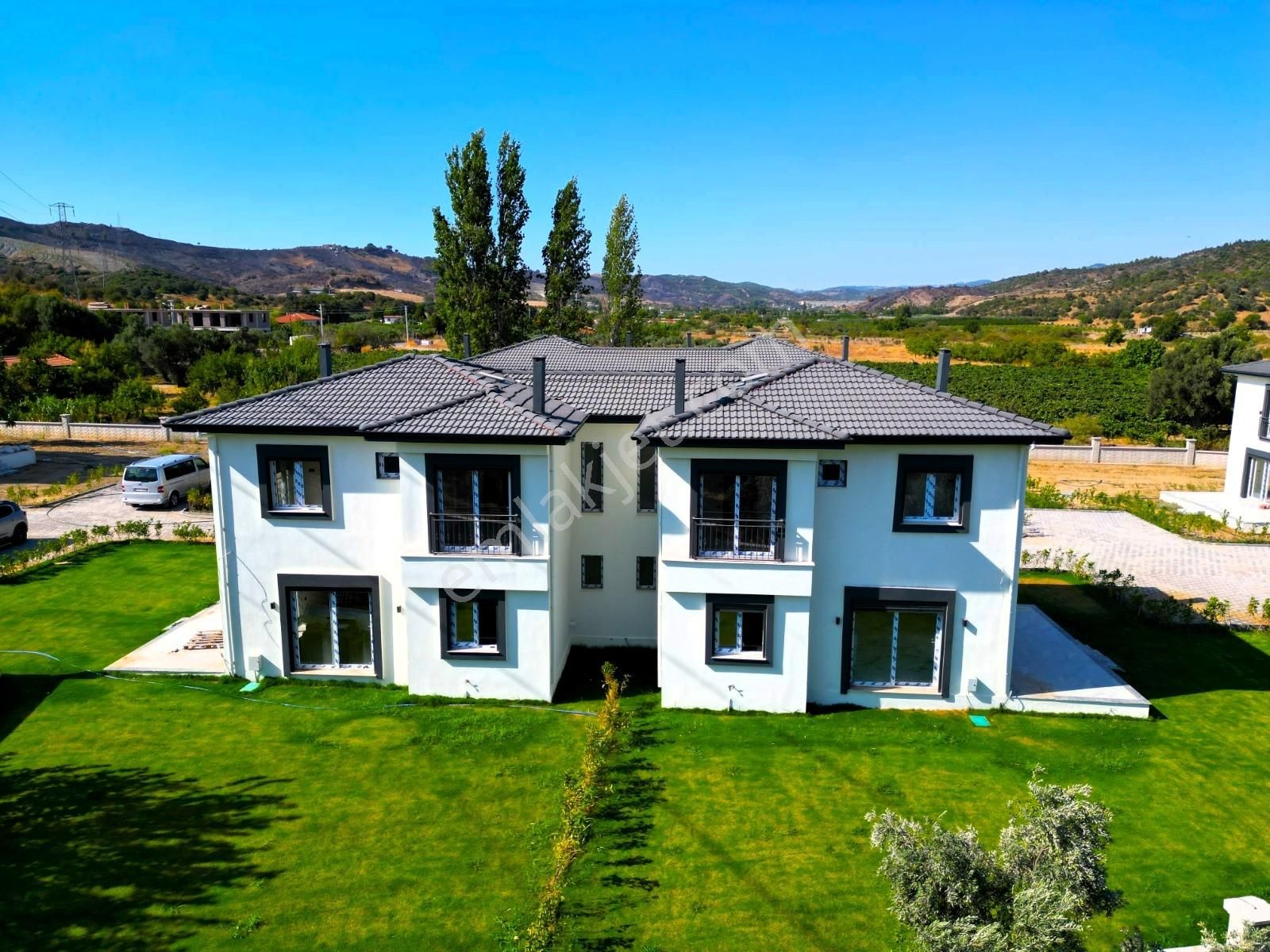 İzmi̇r Seferi̇hi̇sar Doğanbey De Satılık Müstaki̇l Yazlık 3+1