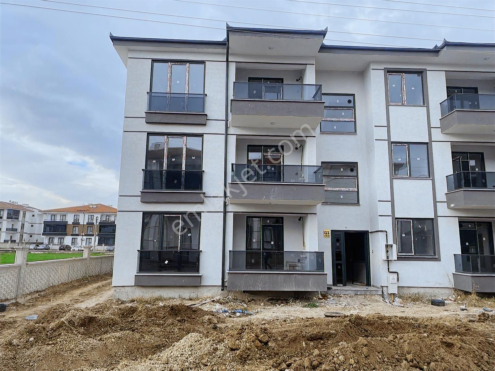 Ayhan Hepdiker Den Arifiye Fatih 127m2 3+1 Yerden Isıtma Ara Kat