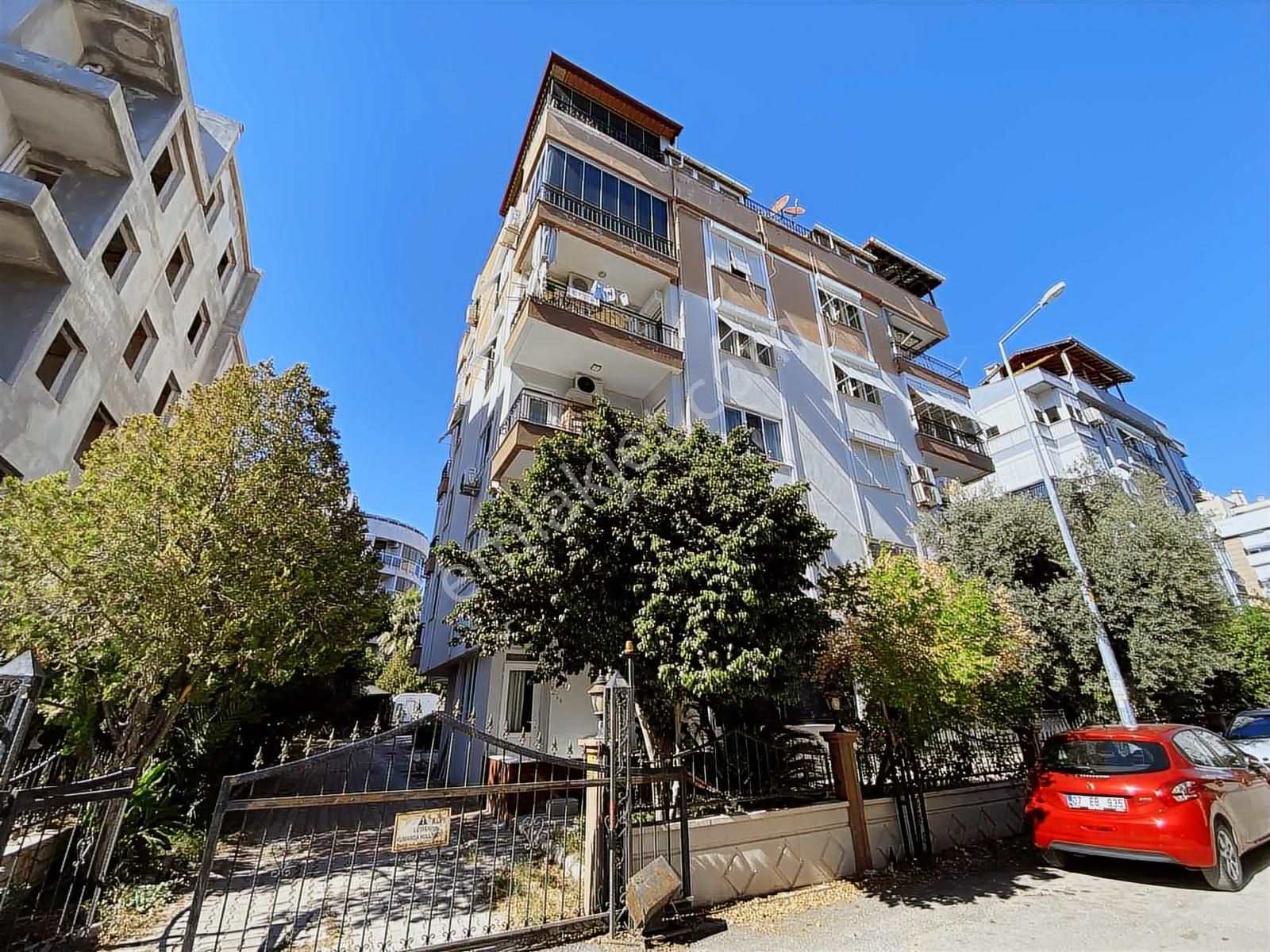 Antalya Konyaaltında Denize Yürüme Mesafesinde Satılık 2+1 Daire