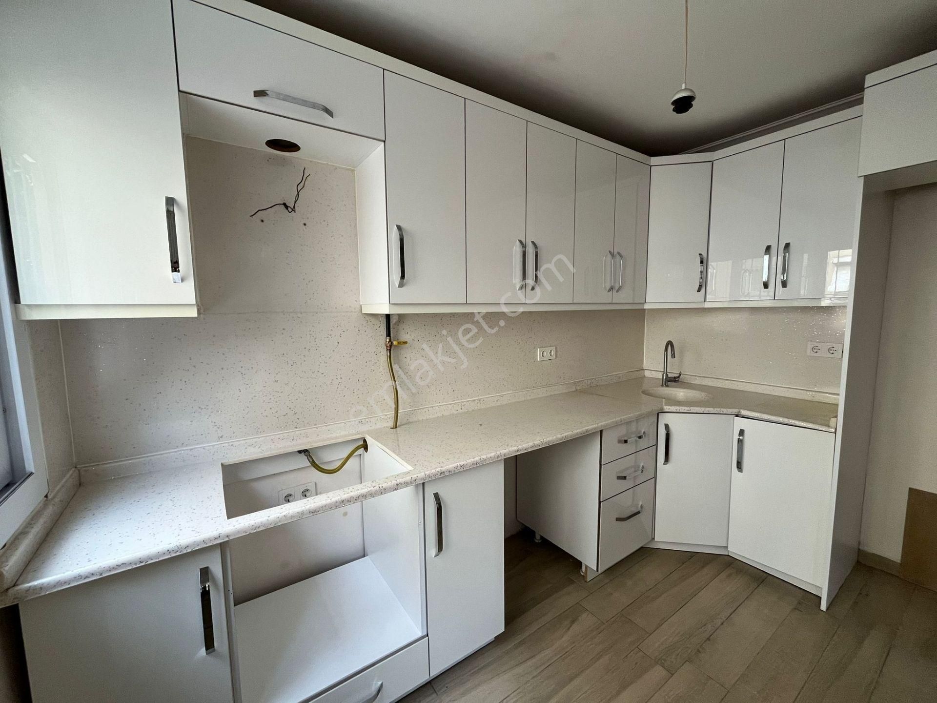 Asil'den Üçkuyularda Cadde Paraleli Bakımlı 2+1 Daire - Görsel 3