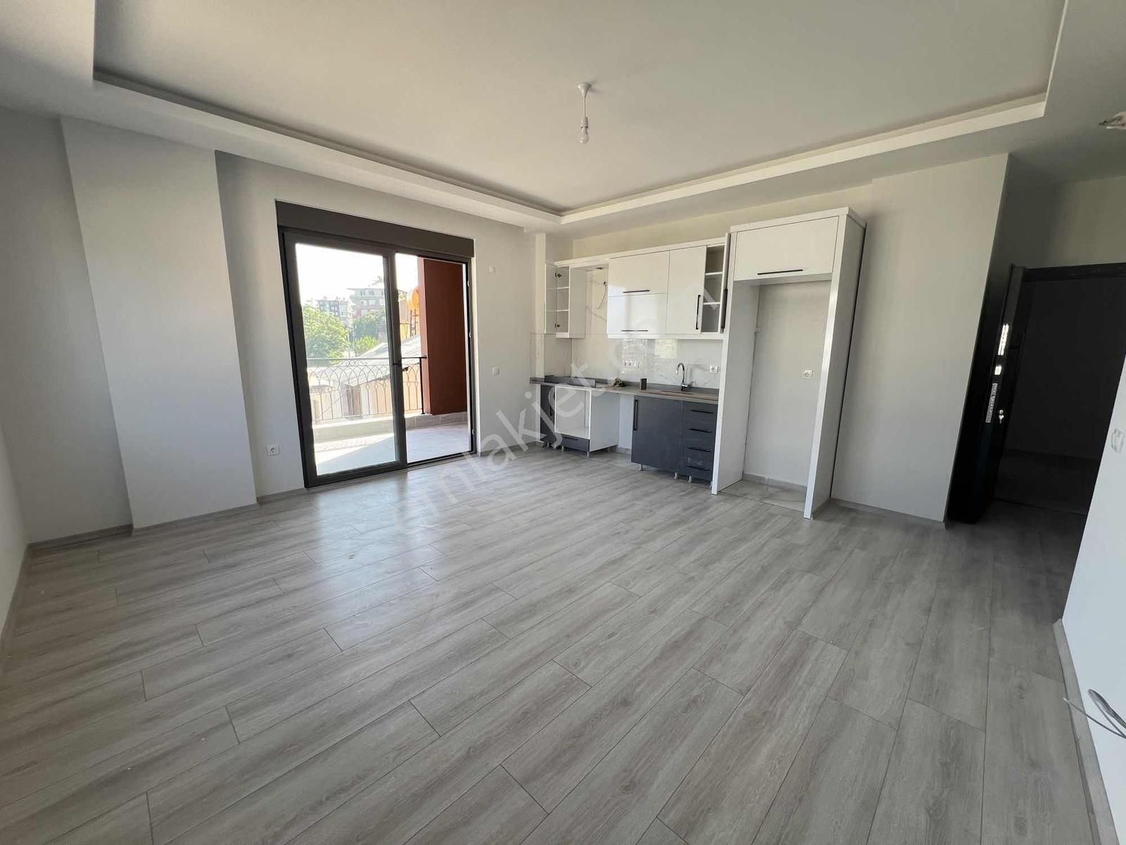 Alanya Çılaklı Da Cadde Üzeri Havuzlu Satılık 2+1 Daire