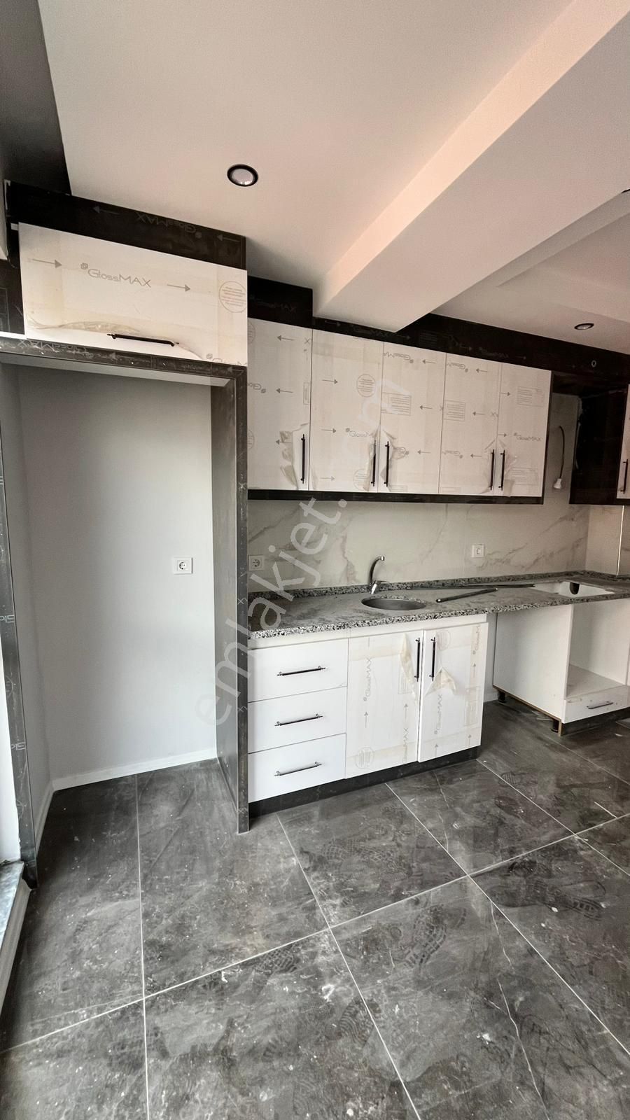 İlbadı Mahallesinde Cadde Üzerinde Sıfır Yerden Isıtma 2+1/95 M2 Daire 2.900.000 Tl !!! - Görsel 6