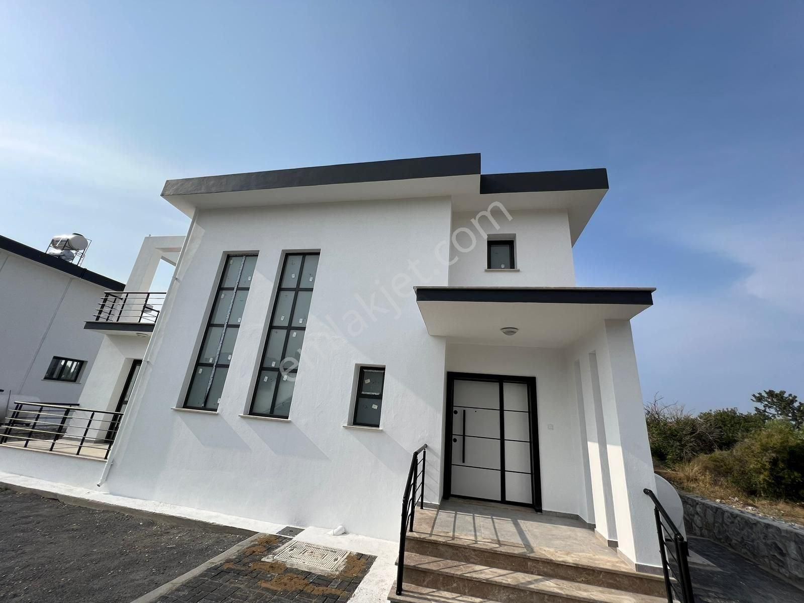Girne Karşıya'da Satılık 3+1 Odalı 2 Suıt Odası Olan Ozel Havuz - Görsel 22
