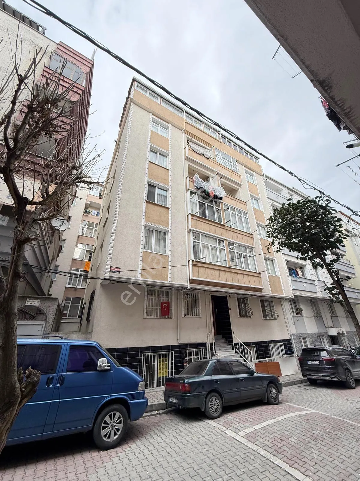 Fatih Emlaktan Mevlana Cami Yakını Satılık 2+1 Bahçekatı Daire