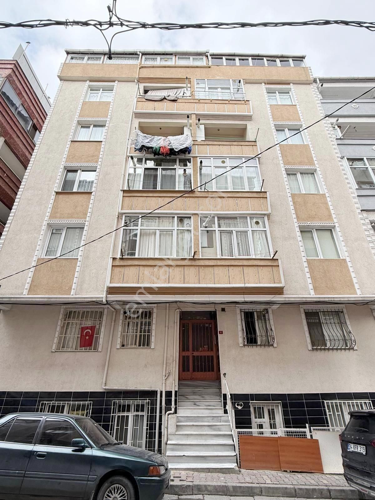 Fatih Emlaktan Mevlana Cami Yakını Satılık 2+1 Bahçekatı Daire