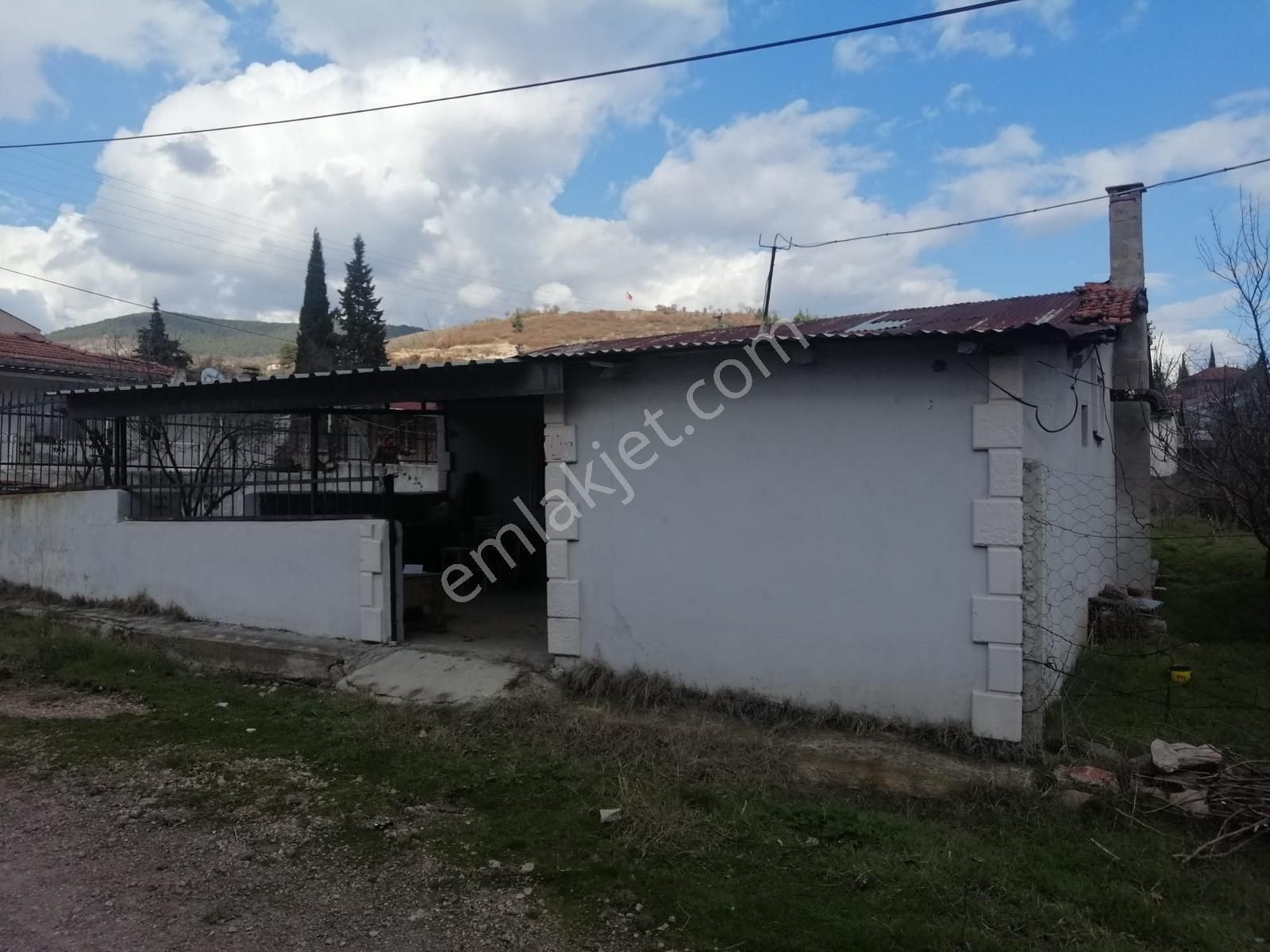 Sıdırgı Düvertepede Müstakil Masrafsız Bahçeli Köy Evi