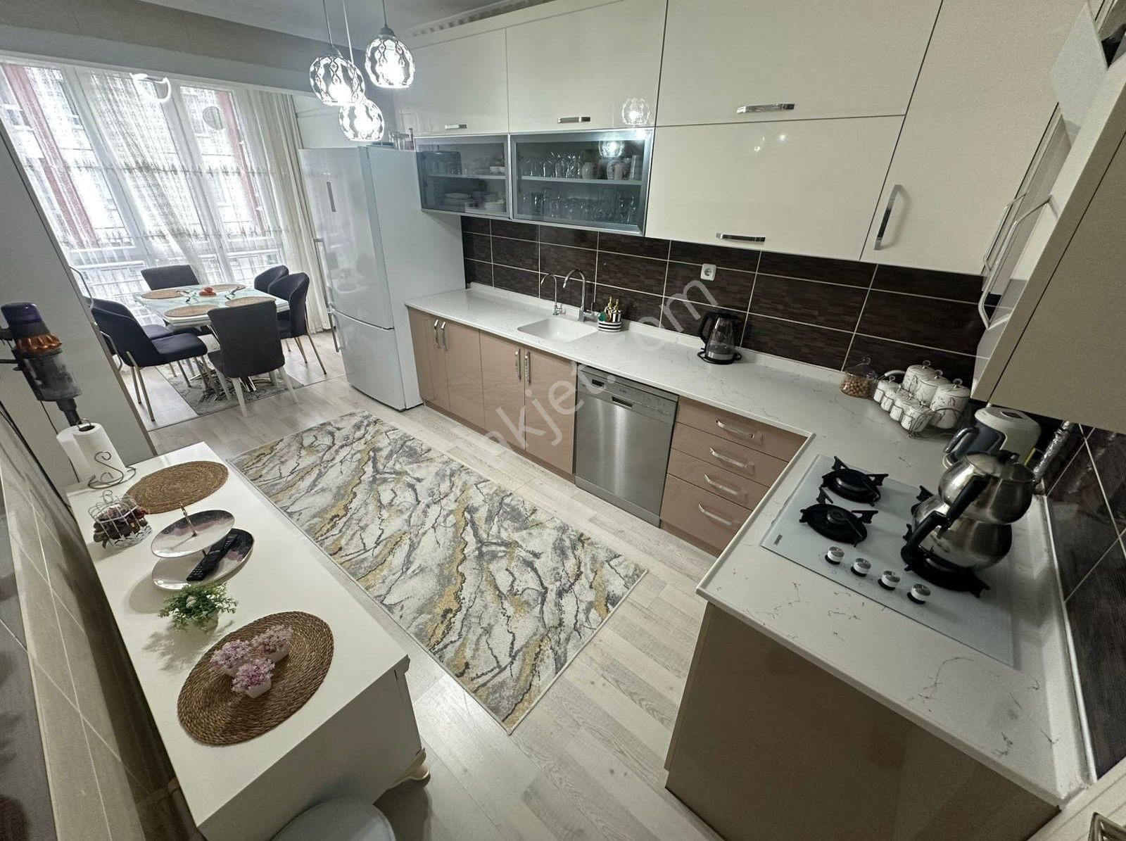 Sancaktepede Merkezi Lokasyonda İskanlı Arakat Ful Yapılı 4+1