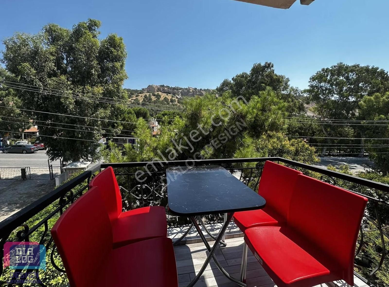 Foça Mersinaki Caddesi Üzerinde Denize 1 Dk Satılık Eşyalı 2+1