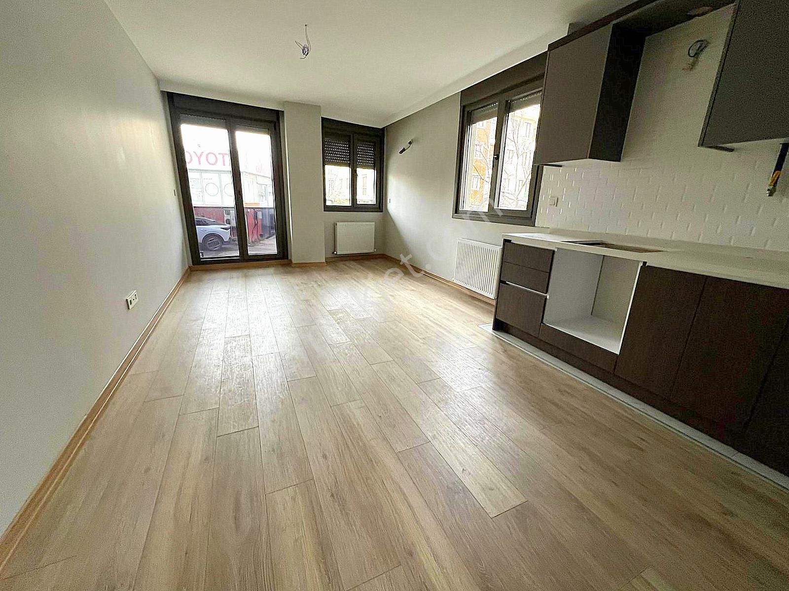 ▃birikim▃küçükyalı'da Ulaşıma Yakın Ara Katta Ön Cephe Sıfır 2+1