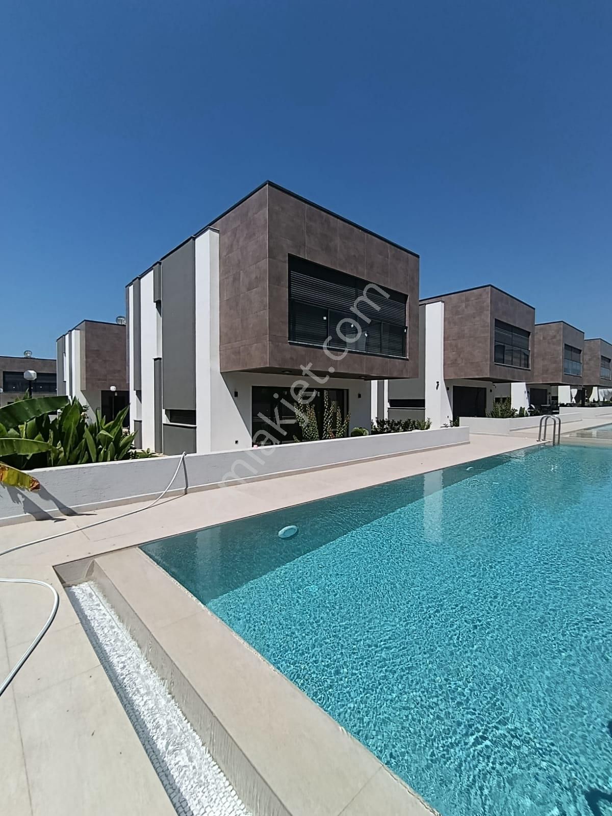 Havuzlu Sitede Sürekli Eşyalı Kiralık Müstakil Villa Sahile 1300m - Görsel 3