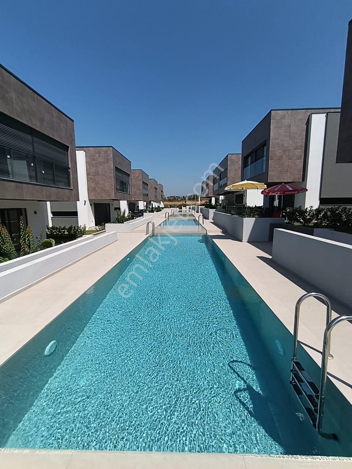 Havuzlu Sitede Sürekli Eşyalı Kiralık Müstakil Villa Sahile 1300m - Görsel 4