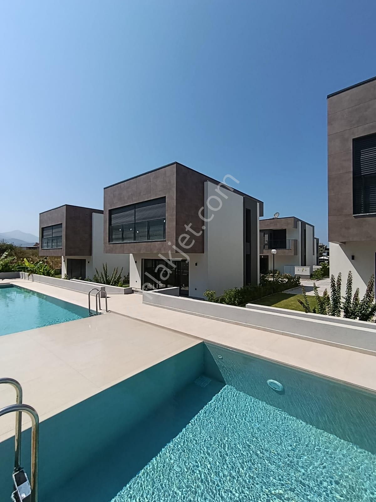 Havuzlu Sitede Sürekli Eşyalı Kiralık Müstakil Villa Sahile 1300m - Görsel 2