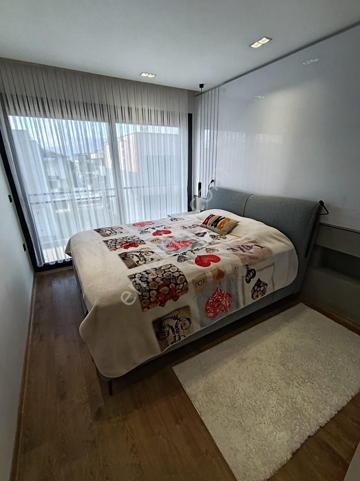 Havuzlu Sitede Sürekli Eşyalı Kiralık Müstakil Villa Sahile 1300m - Görsel 17