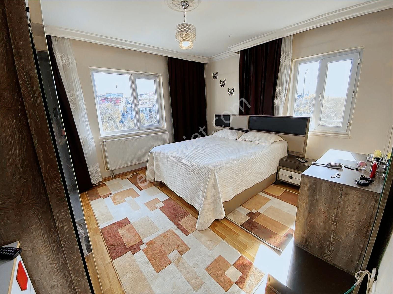 30 Ağustos'da Asansör Ve Kilerli Geniş Yapılı Satılık 3+1 Daire - Görsel 2