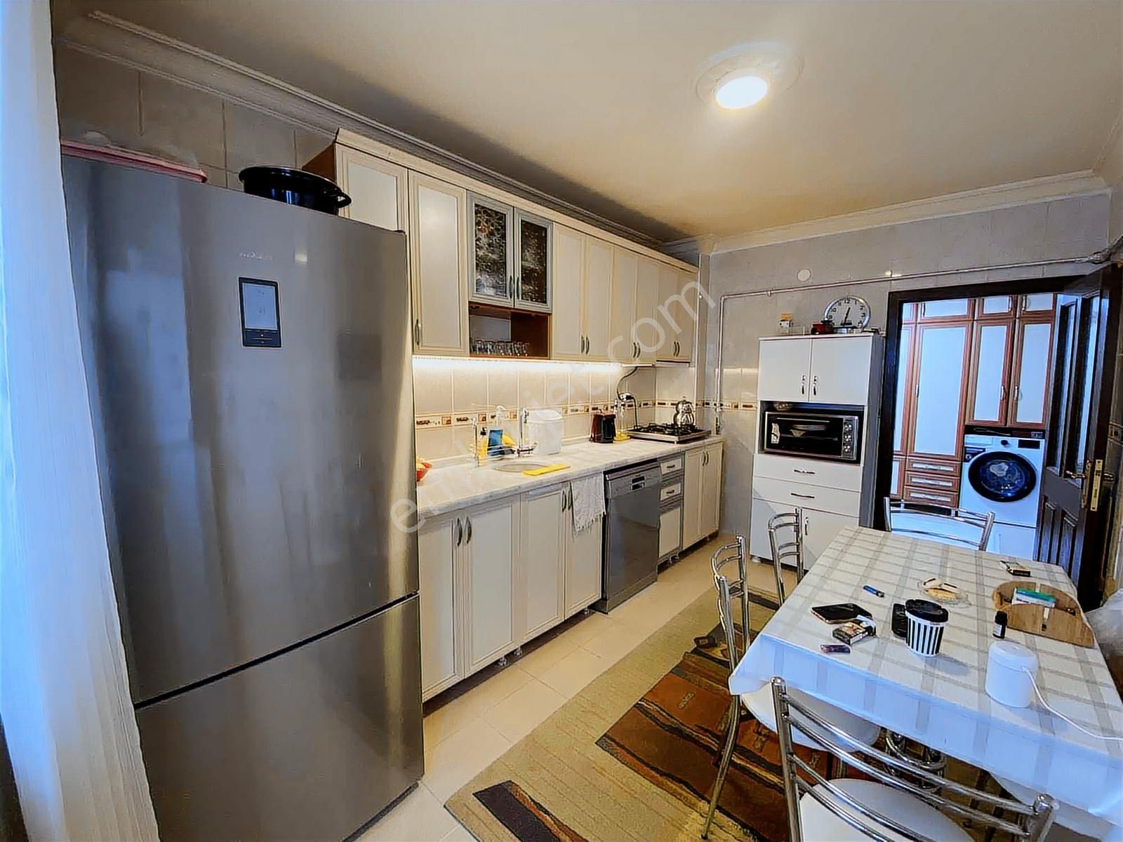 30 Ağustos'da Asansör Ve Kilerli Geniş Yapılı Satılık 3+1 Daire