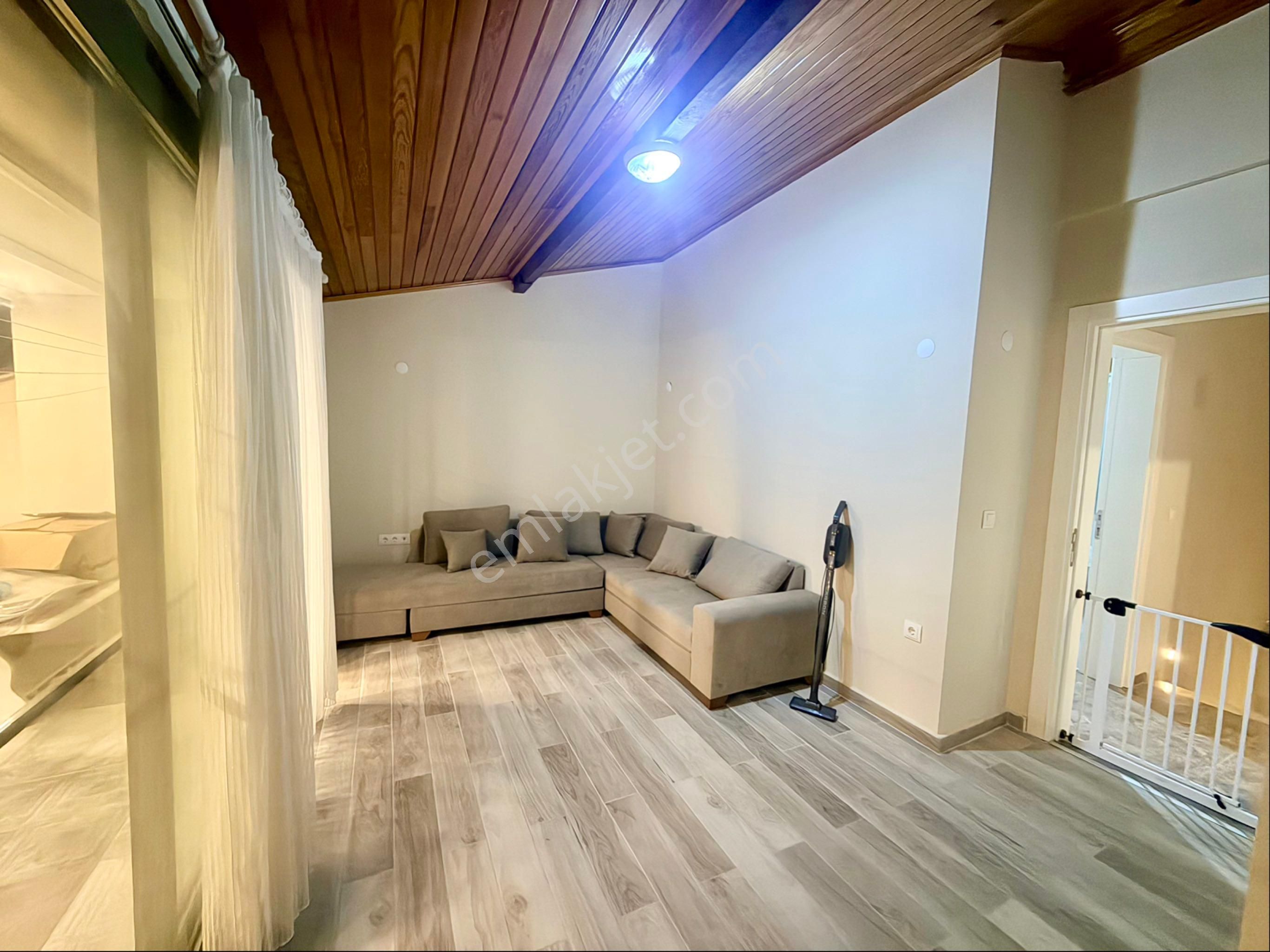 Cennet Tepe Villalarında Denize Sıfır Satılık Villa - Görsel 24