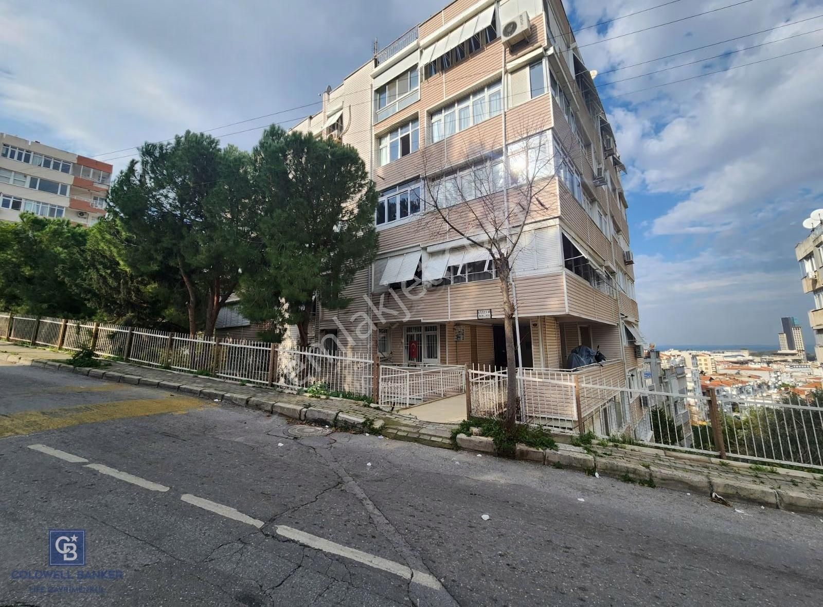 Karabağlar Esentepe Mahallesinde Kiralık Geniş 2+1 Daire