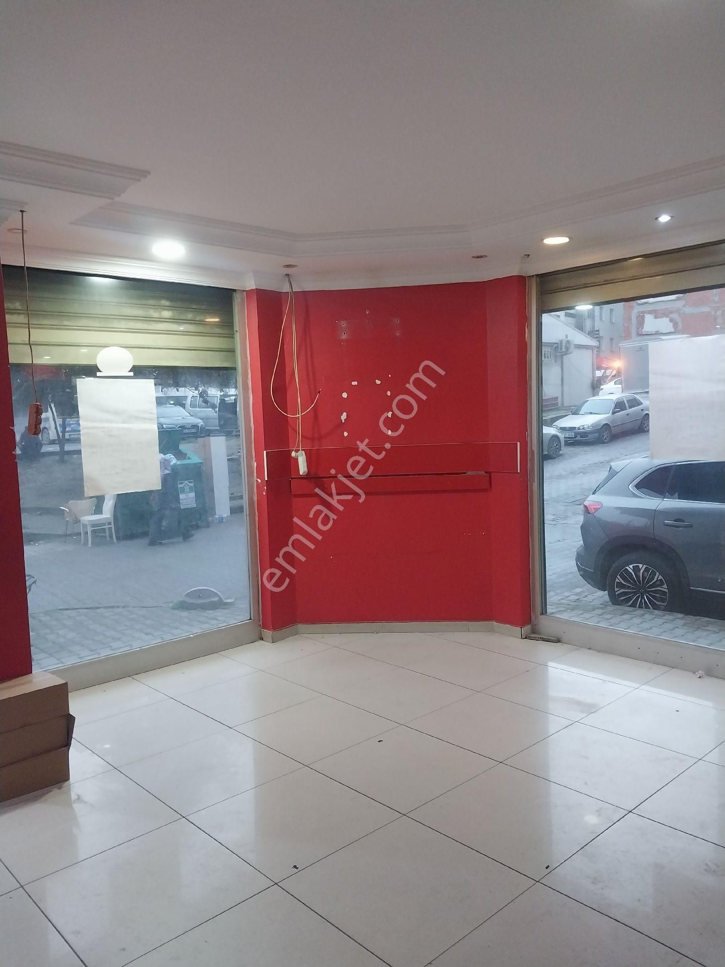 Dükkan Köşe Başı Ve Çift Cephelidir.merkezi Konumdadır.