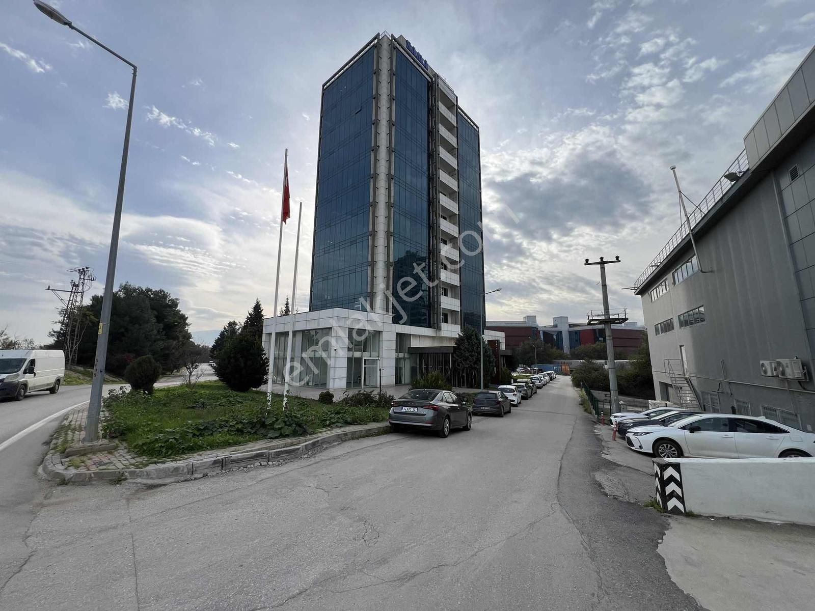 Buttim'e Komşu Sama Plaza'da Teraslı Ofis