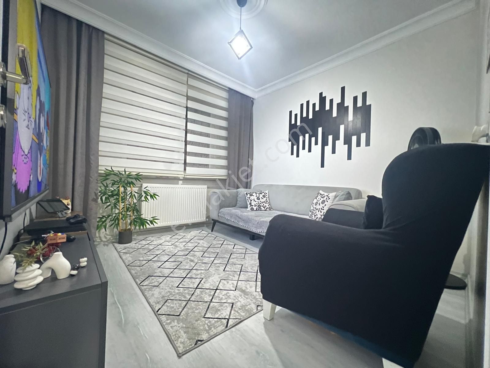 Yenibosna Hürriyet Mahallesinde Satılık 3+1 Ters Dubleks Daire Çift Banyo Çift Bahçe Ve Kış Bahçeli