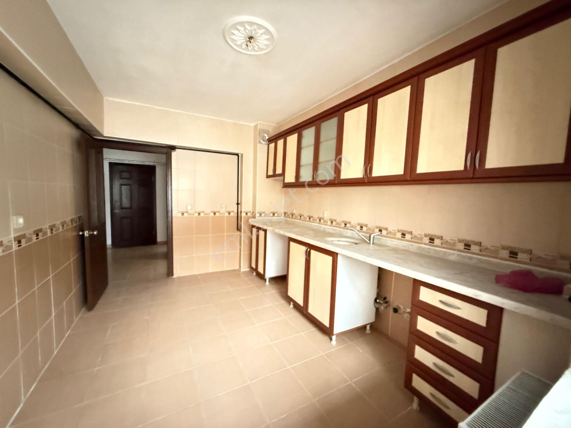 Keçiörende 3+1 Merkezi Konumda Orta Katta Geniş Yapılı Satılık Daire - Görsel 3