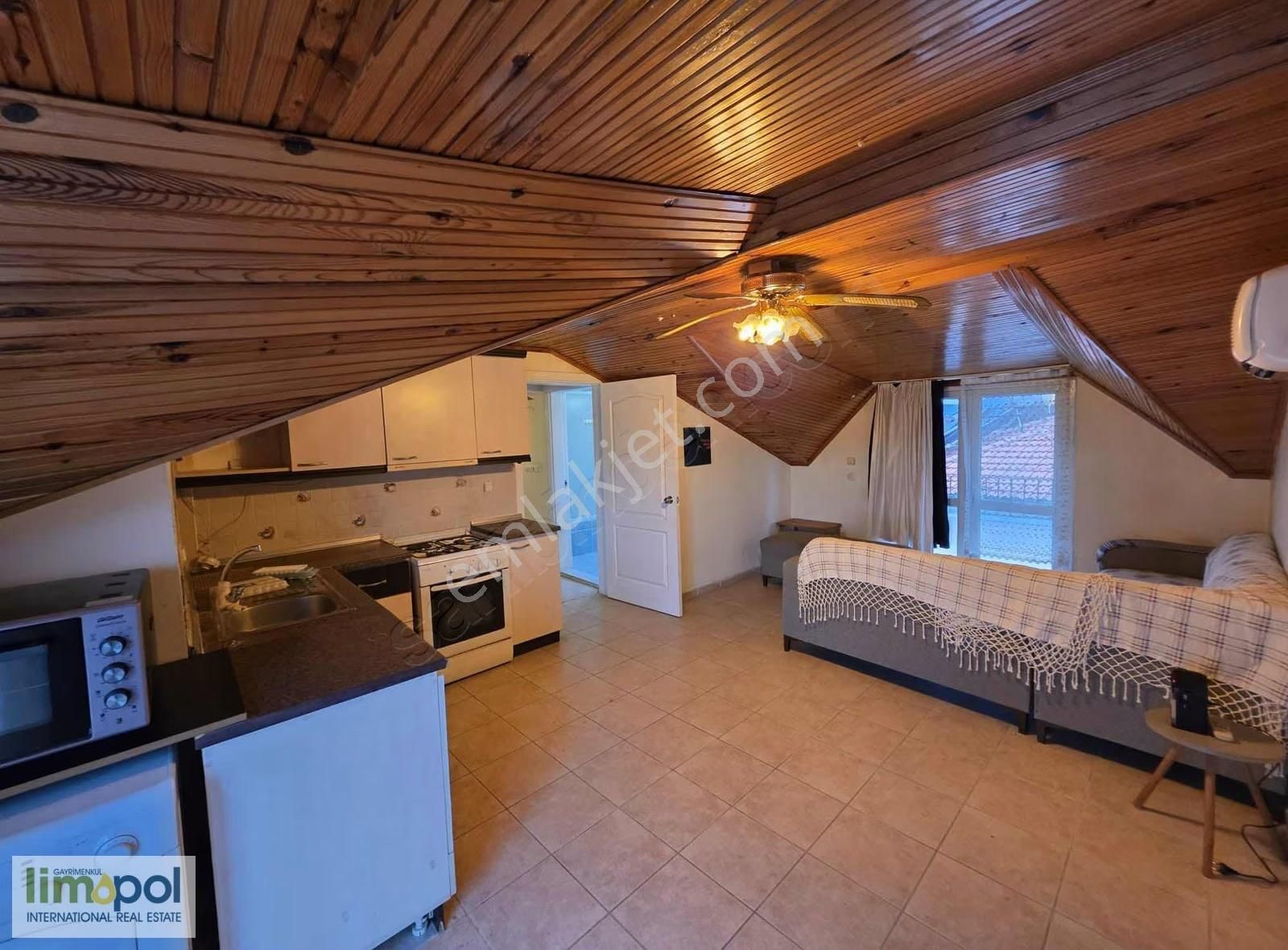 Limopol'den Tuzla Mah. Eşyalı Çatı Katı